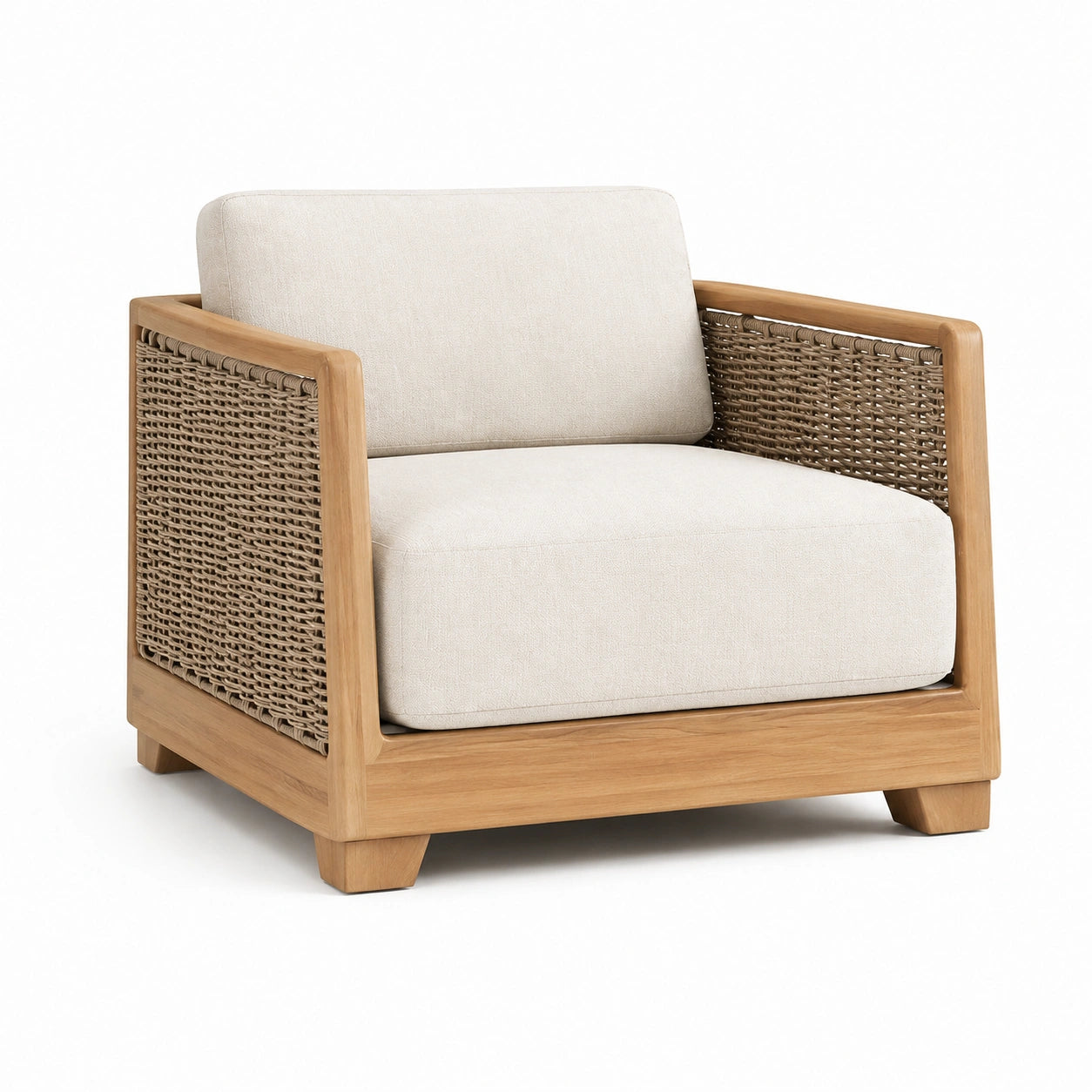 Fauteuil en bois avec côtés en rotin et coussins en coton beige